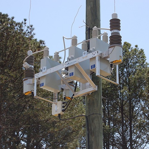 Pole-mounted capacitor banks | Eaton Cooper Power System